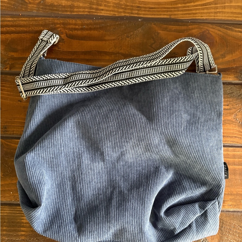 Chic Gray Shoulder Bag With Patterned Strap - image 2